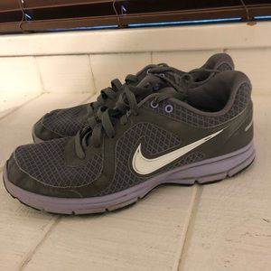 Women’s Nike tennis shoes